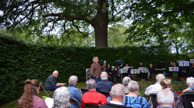 Efkes stille staon bie (vrijdag 10 juni 2022)